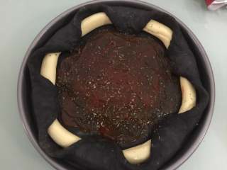 10、万圣节黑披萨,用叉子在中心部分戳点小孔，再抹上番茄酱撒上披萨草