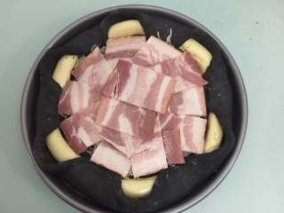 13、万圣节黑披萨,再铺上培根片