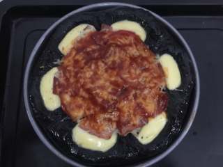 16、万圣节黑披萨,烤好后取出在表面刷上一层番茄酱再入烤箱200烤5分钟即可