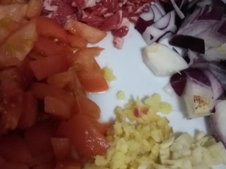 2、牧羊人派，你吃过吗,羊肉炖碎，西红柿和洋葱切丁，生姜和蒜切末备用