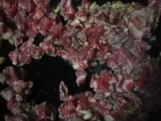 3、牧羊人派，你吃过吗,锅烧热，将生姜和蒜爆香。倒入羊肉加盐和生抽炒变色