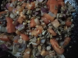 4、牧羊人派，你吃过吗,倒入洋葱和西红柿继续炒5分钟