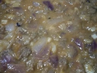 5、牧羊人派，你吃过吗,加300ml热水将肉煮成酱，大慨要煮30分钟