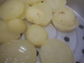 6、牧羊人派，你吃过吗,煮羊肉酱时将土豆切块蒸熟