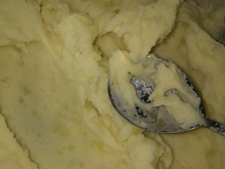 7、牧羊人派，你吃过吗,土豆里加10g黄油少许盐和牛奶搅拌成泥