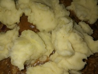 8、牧羊人派，你吃过吗,煮好的羊肉酱倒入披萨盘摸平压实，土豆泥倒在羊肉酱上