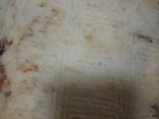 9、牧羊人派，你吃过吗,将土豆泥摸平盖上羊肉酱，用叉子将土豆泥划几道印子