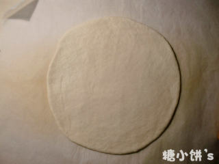 1、夏威夷披萨,面坯材料揉成面团后放冰箱过夜（或者室温一发），分成2份。排气揉成面团，醒10分钟，擀成厚约4MM的面饼