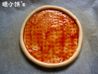 2、夏威夷披萨,边卷起来（想边厚的就多卷一点），底面戳一堆孔，刷上番茄酱