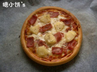 3、夏威夷披萨,铺上一层火腿片，铺上车打芝士条。表面再摆火腿片和菠萝块。撒罗勒碎，烤箱预热175℃烤熟即可