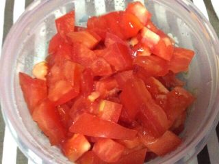 3、馒头披萨,西红柿切丁