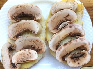 14、馒头披萨,馒头片抗干一面放上口蘑片