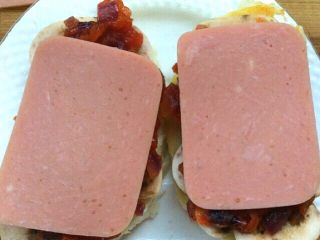 16、馒头披萨,在酱上放上午餐肉