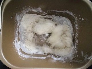 1、西兰花培根披萨,和面的过程忘记拍下来～其实都是简单的，面包机桶里先放液体，然后放高筋粉，最后放酵母，搅拌20分钟～我这是晚上揉好面，放冰箱冷藏发酵了