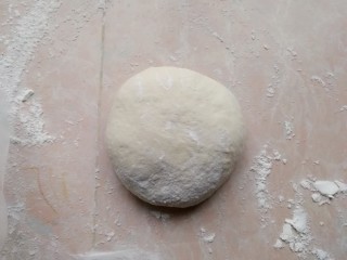 2、西兰花培根披萨,这是早上从冰箱里拿出来排好气，揉圆的图，盖上保鲜膜，放一边静置一会，趁这功夫，去准备一下披萨食材