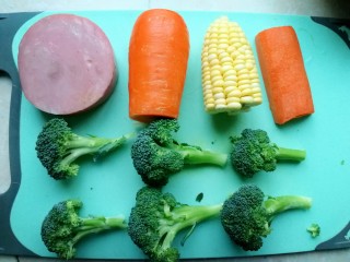 3、西兰花培根披萨,今天的材料比较简单～