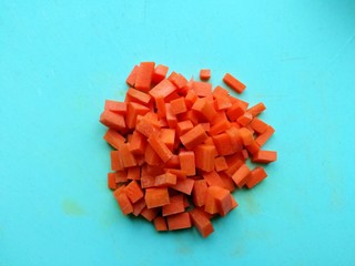 4、西兰花培根披萨,红萝卜切丁，不用太多