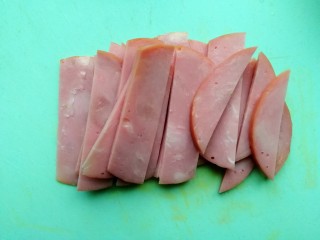 5、西兰花培根披萨,培根切片，（买回来就是片装的可忽略此步骤）切成你想要的大小，我这后来中间又对切了一下，觉得太长了