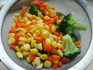 8、西兰花培根披萨,捞起来滤干水分