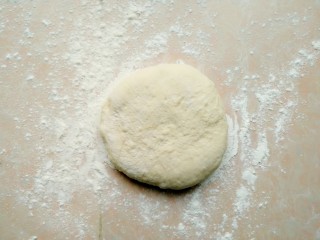 9、西兰花培根披萨,刚刚静置好的面团，再次排气，揉圆，然后擀面杖擀薄擀圆～这个配方的面饼可以做9寸大小的披萨