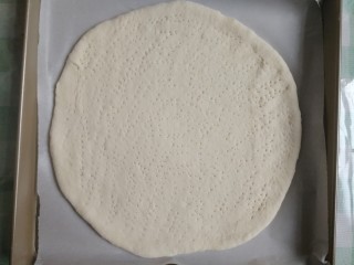 11、西兰花培根披萨,用叉子把面饼叉些小孔