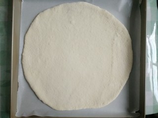 10、西兰花培根披萨,擀好的面饼放金盘里