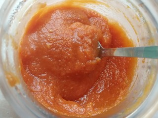 12、西兰花培根披萨,这是我之前做好的披萨酱，密封冷藏在冰箱的（做法也很简单，番茄500克，去皮，加五瓣大蒜，洋葱半个，盐6克，黑胡椒适量，欧芹碎适量，披萨草适量，用料理机打碎，放不粘锅里炒，然后加150克番茄酱，一直炒饭上图的浓稠度就可以了，放凉密封冷藏保存）