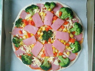 15、西兰花培根披萨,再在中间撒上玉米粒，红萝卜丁，再铺一层培根