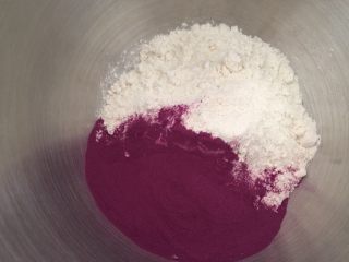 1、紫薯大列巴,厨师机和面盆放入高筋粉和紫薯粉