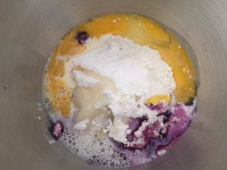 3、紫薯大列巴,打入鸡蛋，放入盐、奶、砂糖