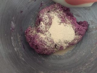 5、紫薯大列巴,厨师机2档3分钟加入酵母，再和面3分钟