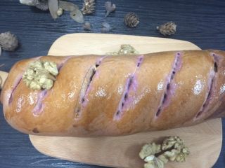 11、紫薯大列巴,烤箱165度烤50分钟，烤到10分钟时盖上锡纸即可。