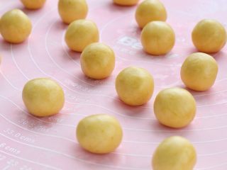 7、南瓜饼干,将面团分成10克一个的小面团，大概桂圆大小的样子，然后用手揉搓成小圆球。小圆球表面要光滑，这样在烤制的时候表面不会出现裂痕