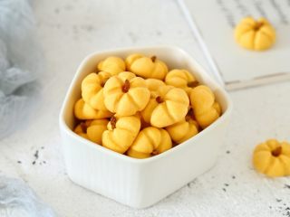 12、南瓜饼干,一款外观可爱、口感酥松的南瓜饼干就完成了，看着好像很大，其实很袖珍的，萌萌的感觉！