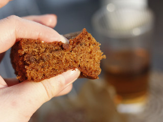 6、蓬松感红枣糕,轻轻按压一下，可以看到蛋糕的蓬松度还是蛮好的～