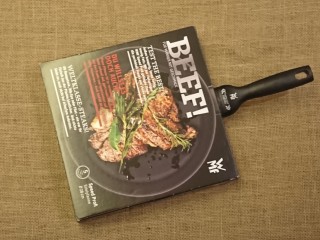 1、銅鑼燒,首先要有一個好用的平底鍋，今天就順便幫這個鍋做開箱文！