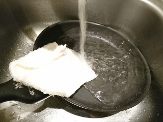 3、銅鑼燒,不粘鍋的開鍋養鍋很簡單，去除鍋身上的貼紙後，用很熱的熱水，不刮鍋的軟布做仔細的清洗即可。