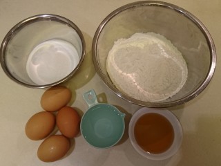 4、銅鑼燒,準備好材料，低筋面粉先过筛。