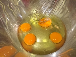 6、銅鑼燒,將雞蛋打入容器內。