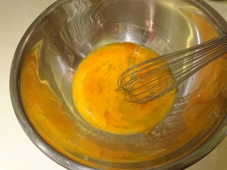 7、銅鑼燒,用打蛋器打散。