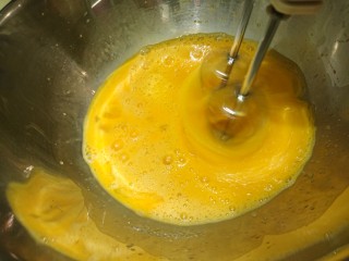 9、銅鑼燒,電動攪拌器先以低转速讓糖混入蛋液。