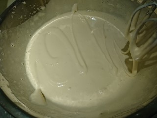 11、銅鑼燒,打發到提起攪拌器可用蛋糊寫字的程度。