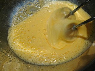 10、銅鑼燒,再以高速做打發。到起泡變白。