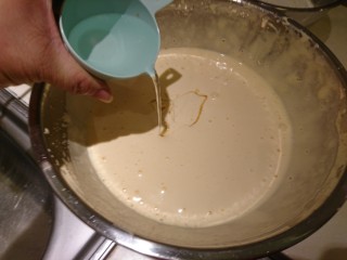 13、銅鑼燒,再加入水。