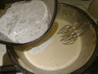 14、銅鑼燒,並一口氣倒入過好篩的低筋面粉。