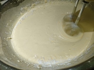 15、銅鑼燒,攪拌器低速混合，直至看不到粉狀滑潤狀態。