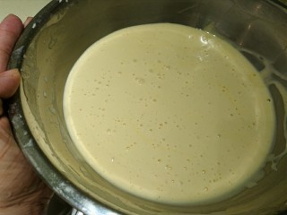 16、銅鑼燒,用雙手抬起容器向下輕扣4～5次，讓氣泡減少均勻，扣下容器時，力量要放輕。