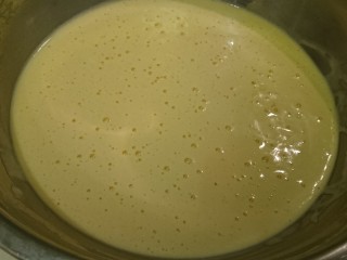 18、銅鑼燒,醒好的面糊，使用前用大勺輕輕的在表面滑一滑，去掉表面氣泡。