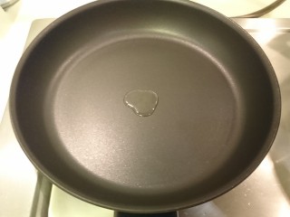 19、銅鑼燒,接著，在平底鍋上倒點沙拉油，開火。