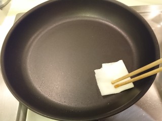 20、銅鑼燒,用廚房紙巾做擦鍋。